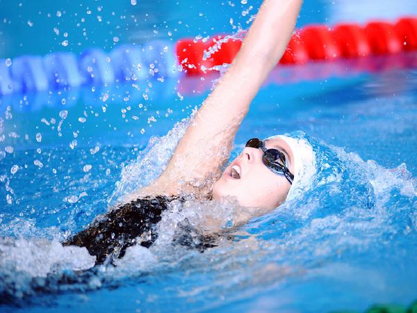 Bơi ngửa – Hướng dẫn kỹ thuật bơi chi tiết cho người mới