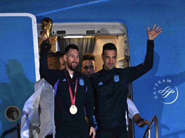 Bóng đá 20/12: Messi và đồng đội phải trả lại cúp vàng