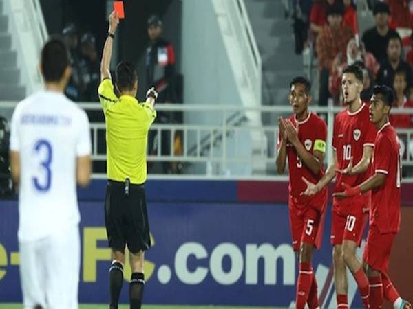 Tin bóng đá 10/5: U23 Indonesia suýt bỏ trận vì trọng tài