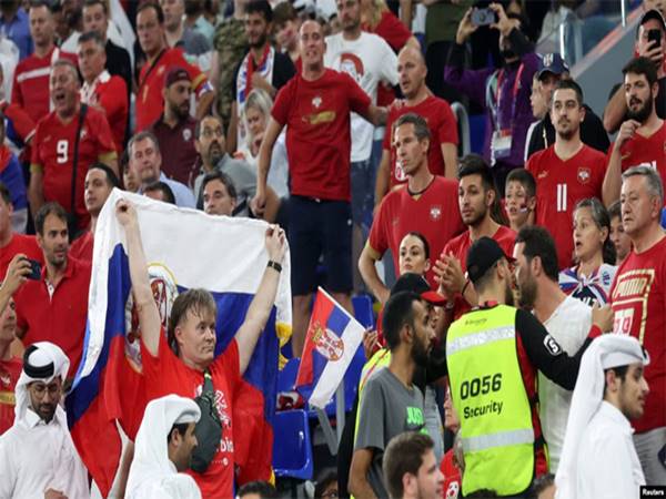 Liên đoàn bóng đá châu Âu điều tra trận Serbia vs Anh