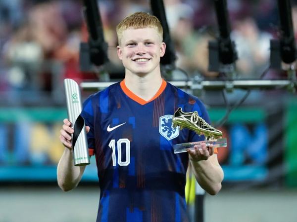 Chuyển nhượng Anh: MU, Crystal Palace tranh Kees Smit