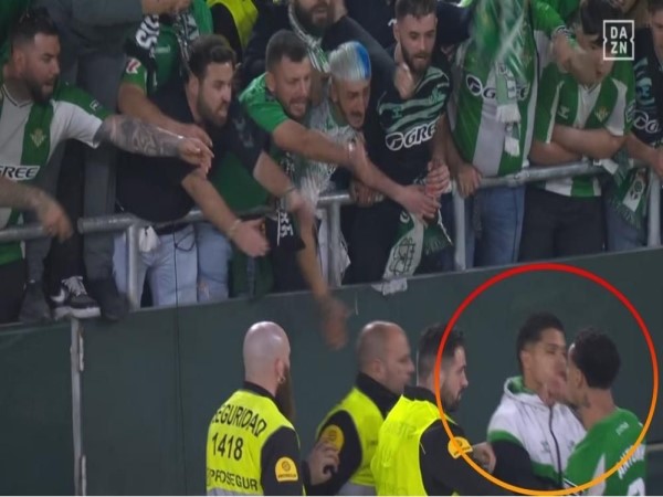 Tin BĐ: Antony gây gổ với CĐV Betis sau derby Seville